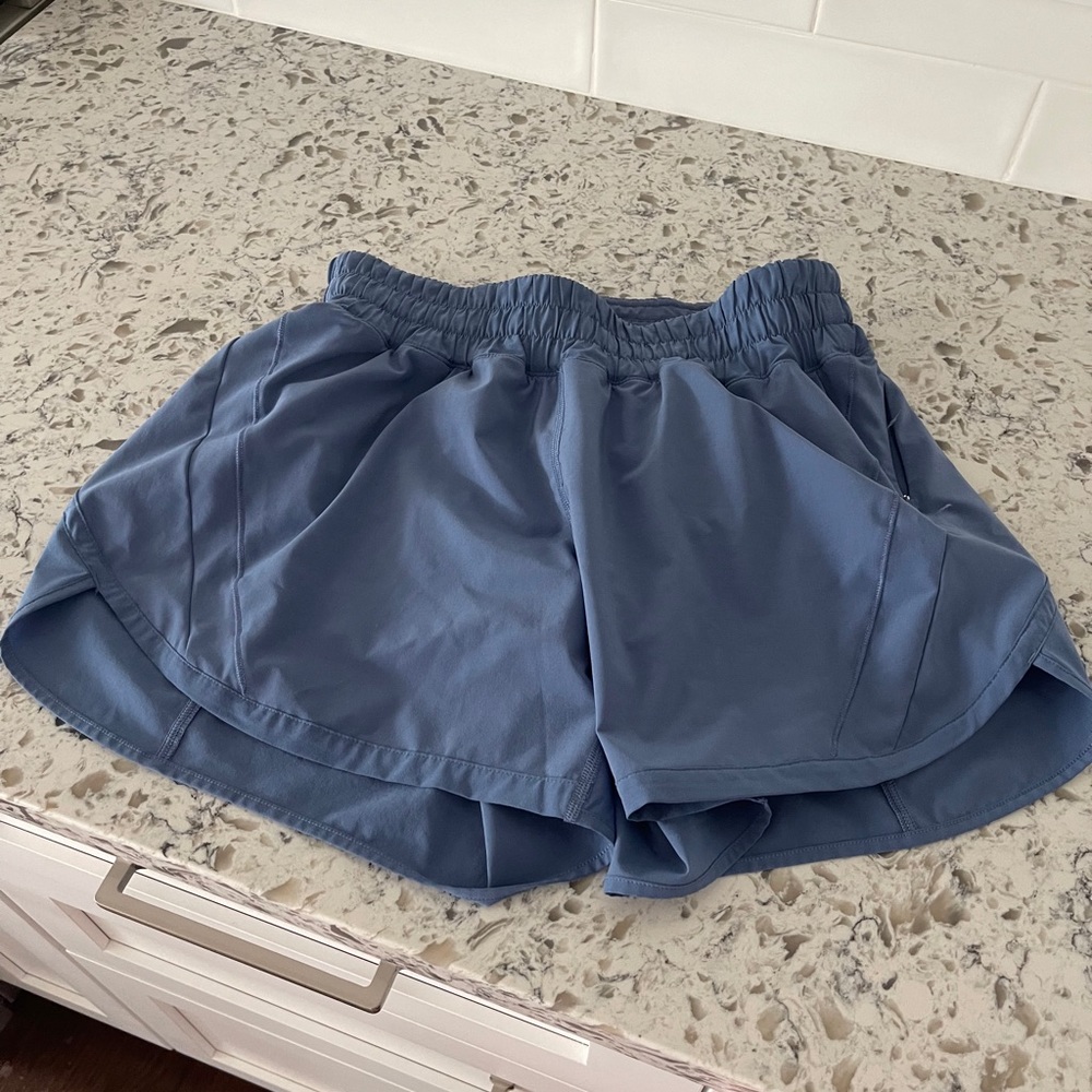 Lululemon tracker mid-rise 5” short